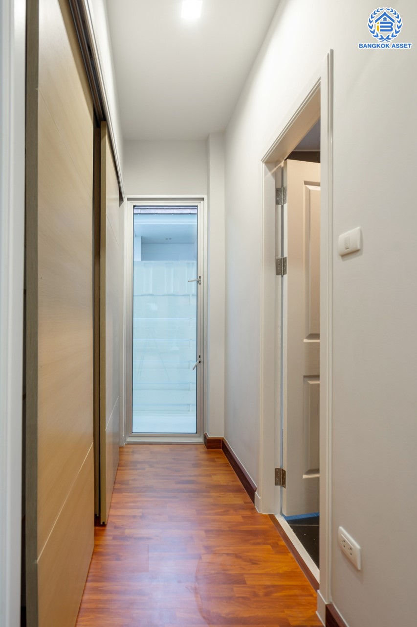 บ้านมือสองตกแต่งใหม่ ม.วิลล่าการ์เด้น1 รัตนาธิเบศร์ หลังมุม เนื้อที่ 64.1 ตร.ว. ฟังก์ชัน 4 ห้องนอน 3 ห้องน้ำ 2 ที่จอดรถ บนทำเลเดินทางสะดวก เชื่อมต่อถนนรัตนาธิเบศร์, ถนนราชพฤกษ์, ถนนกาญจนาภิษก ใกล้เซ็นทรัลเวสต์เกต รถไฟฟ้าสายสีม่วง "สถานีบางพลู" และ ทางด่วน "กาญจนาภิเษก"